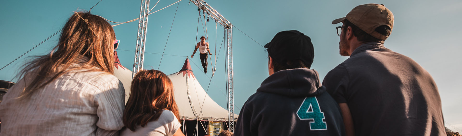 famille_devant_cirque.jpg